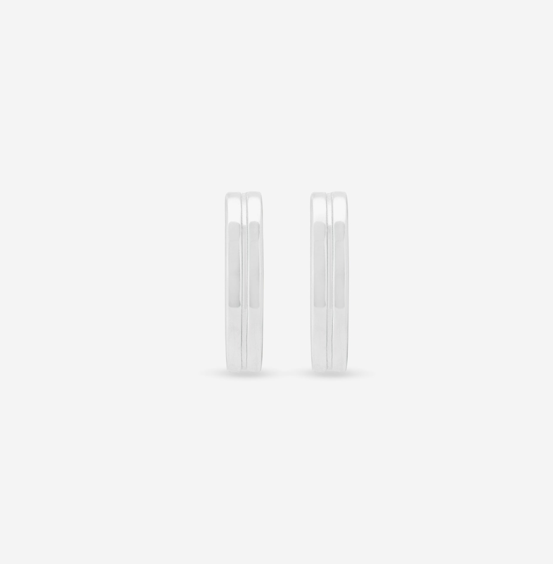 MÉGA Slide Hoop Earrings in gold vermeil—18 mm diameter × 4 mm tube hoop studs with stainless-steel posts, lightweight 4.25 g.