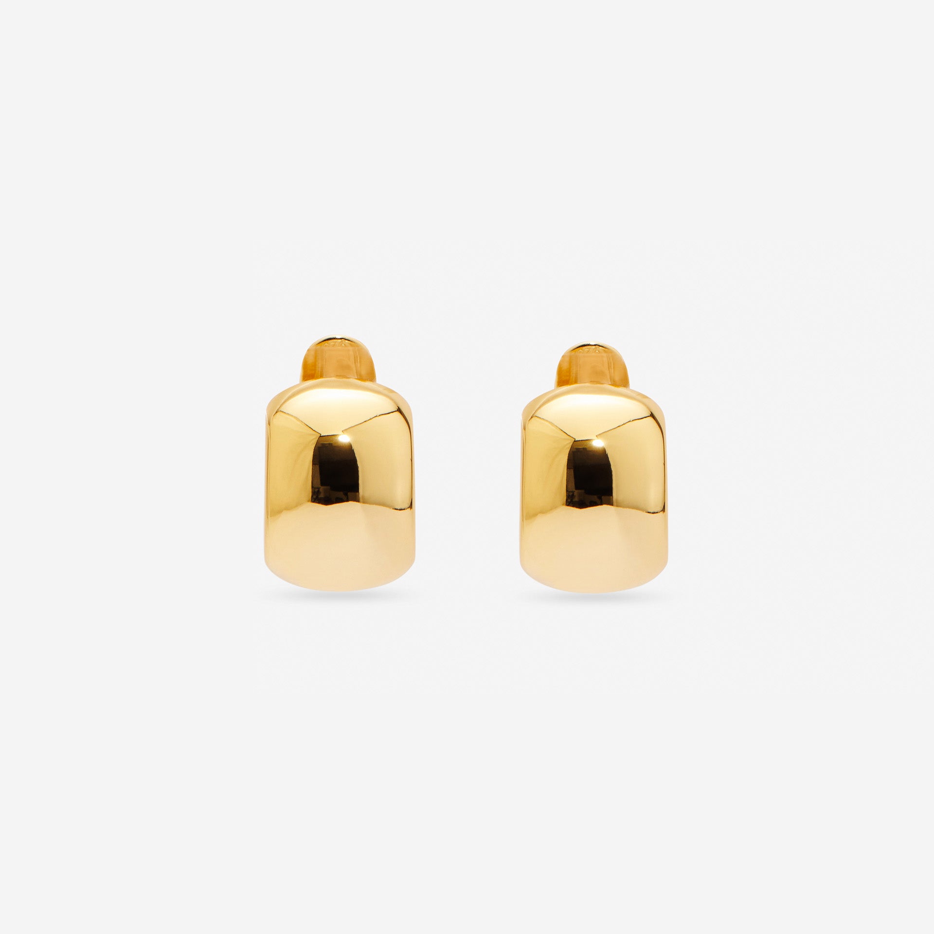 MÉGA Chunky Small Hoop Earrings in gold vermeil—16.5 × 11.5 mm bestselling lightweight hoops, 4 g, with stainless-steel posts.