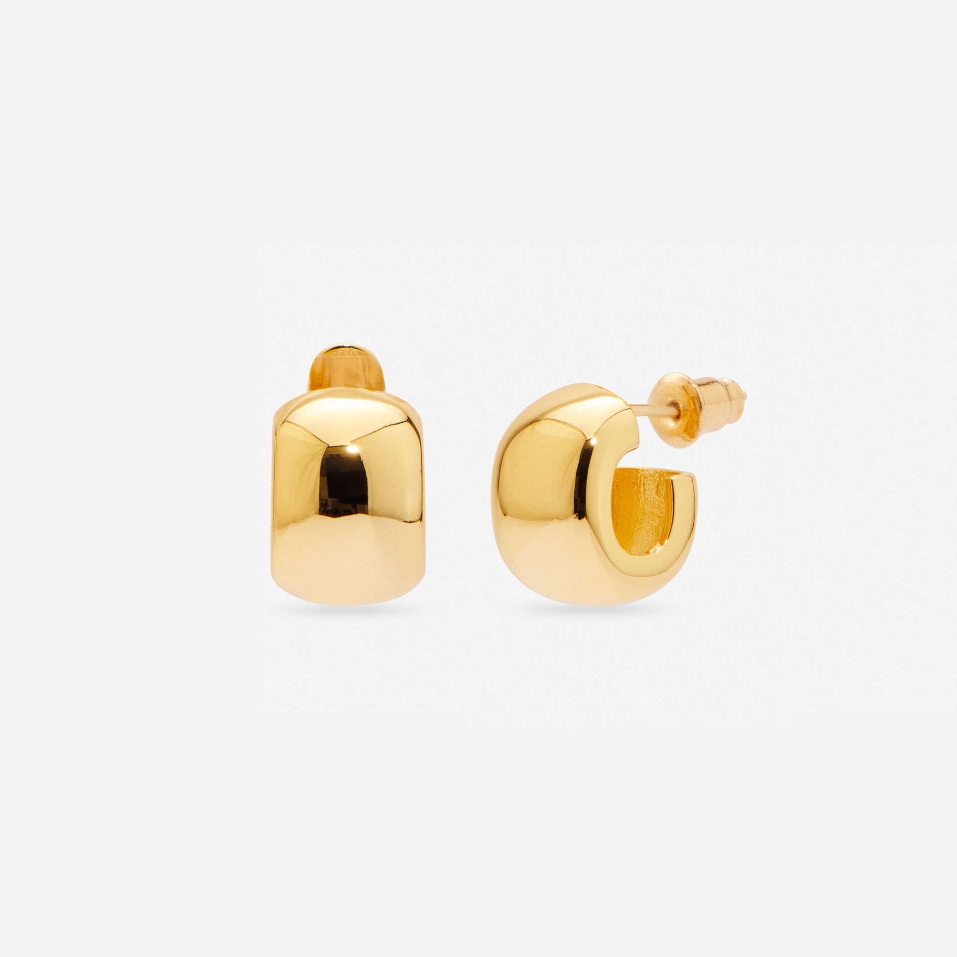 MÉGA Chunky Small Hoop Earrings in gold vermeil—16.5 × 11.5 mm bestselling lightweight hoops, 4 g, with stainless-steel posts.