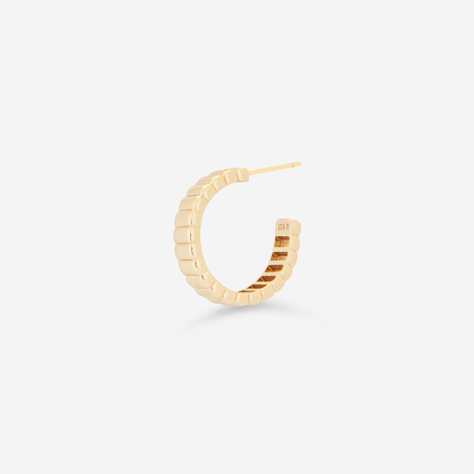 MÉGA Speedy Earrings in gold vermeil—slim fluted hoop earrings, 19 mm wide, 2 mm thick, stainless-steel posts, lightweight 4.76 g.
