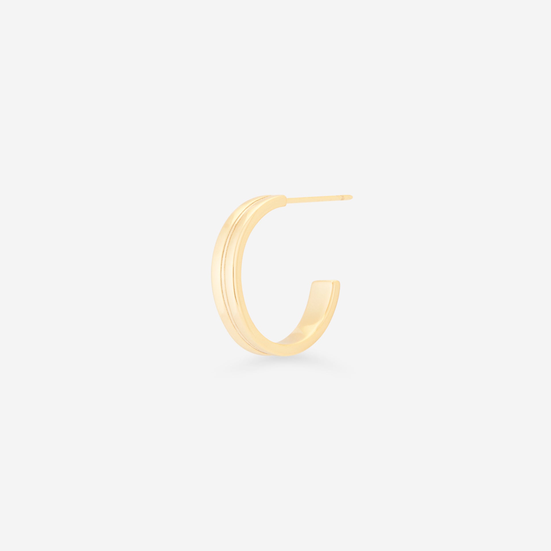 MÉGA Slide Hoop Earrings in gold vermeil—18 mm diameter × 4 mm tube hoop studs with stainless-steel posts, lightweight 4.25 g.