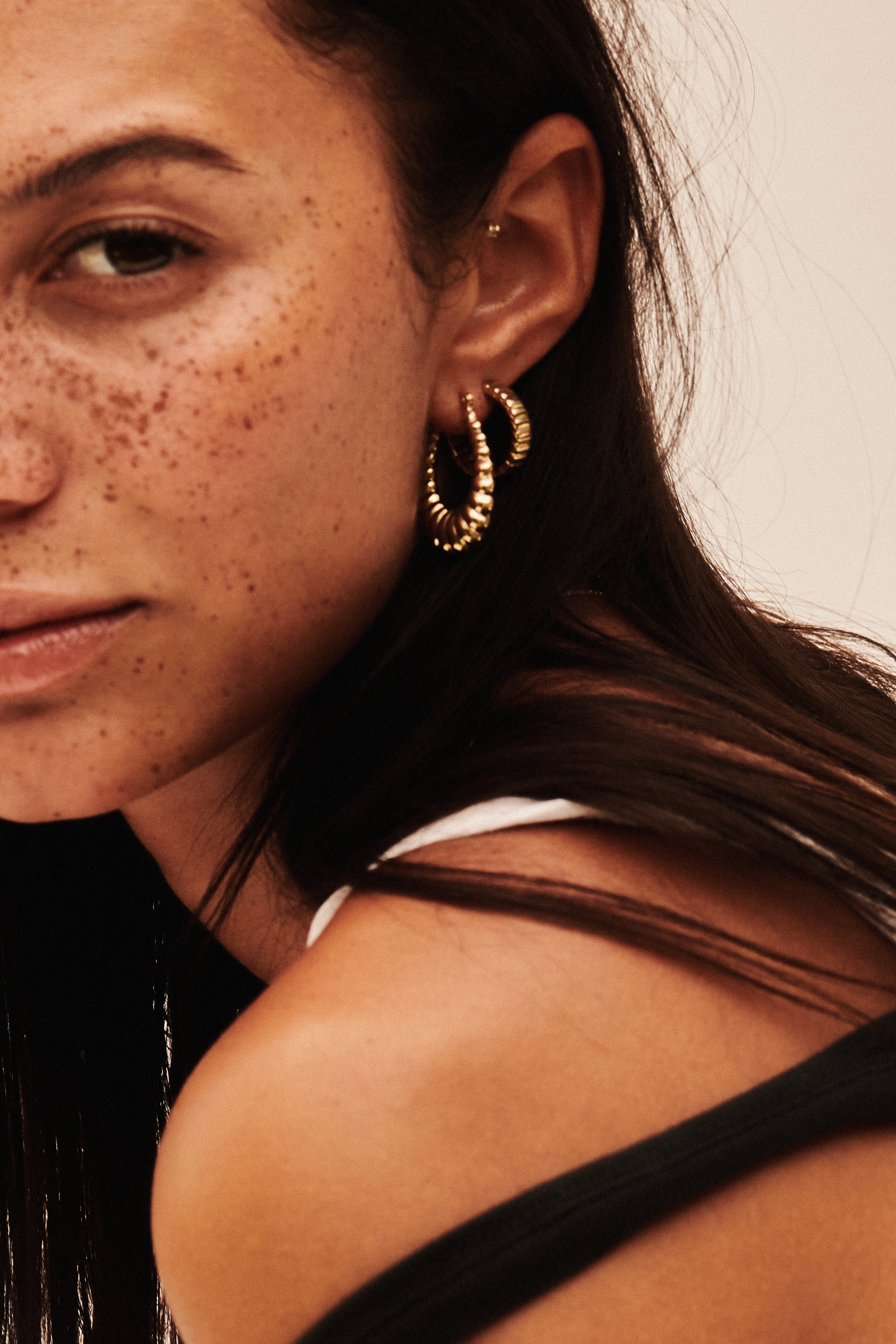 MÉGA Speedy Earrings in gold vermeil—slim fluted hoop earrings, 19 mm wide, 2 mm thick, stainless-steel posts, lightweight 4.76 g.
