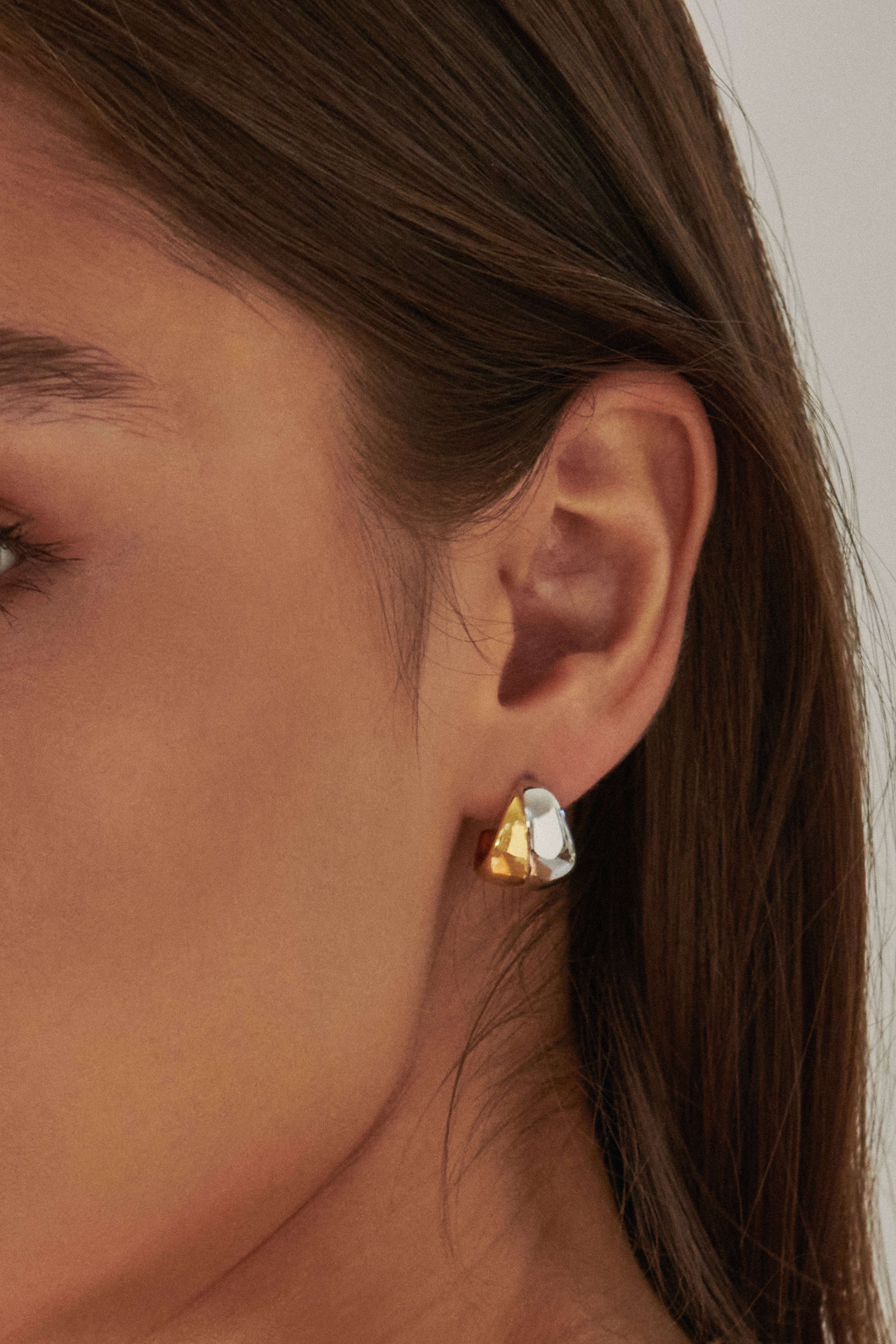 MÉGA Crossover Ring in gold vermeil—intertwined dual-band ring (approx. 5 mm width), lightweight (~8 g), polished and sculptural.