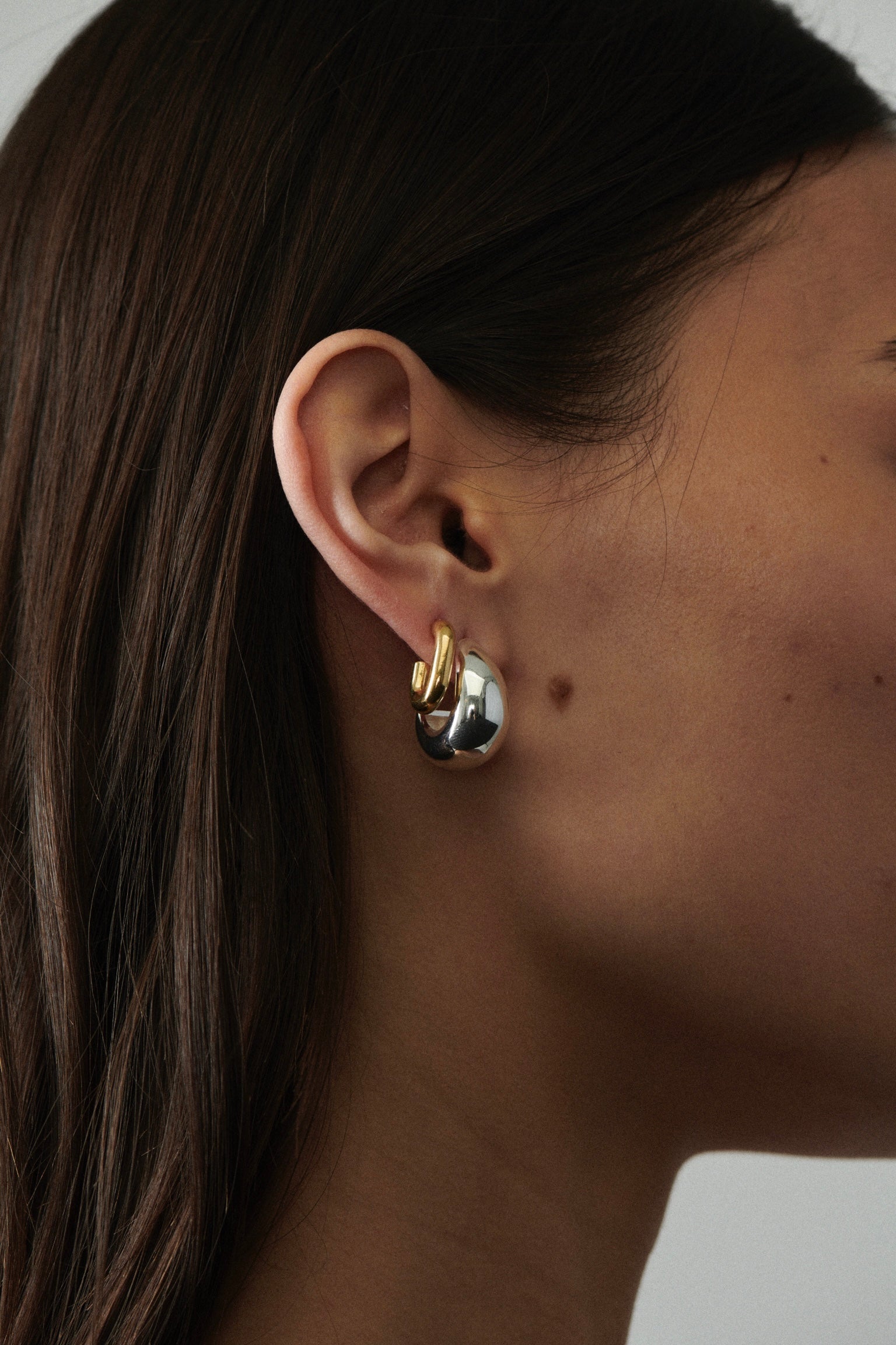 MÉGA Hershey Earrings in gold vermeil—lightweight everyday hoops, 16.5 mm × 11.5 mm with stainless-steel posts, 4 g.