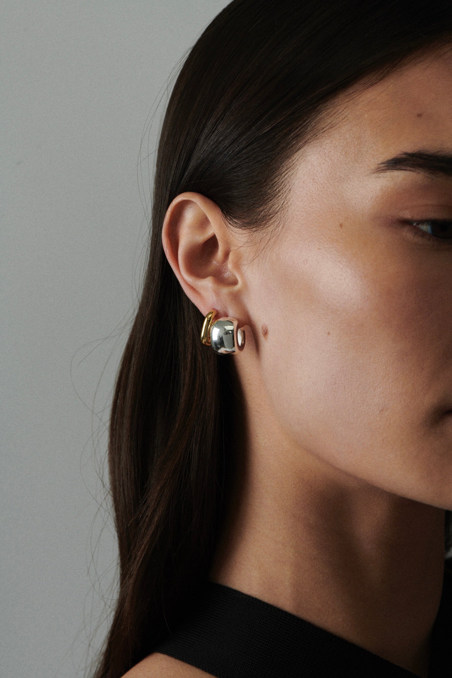 MÉGA Chunky Small Hoop Earrings in gold vermeil—16.5 × 11.5 mm bestselling lightweight hoops, 4 g, with stainless-steel posts.