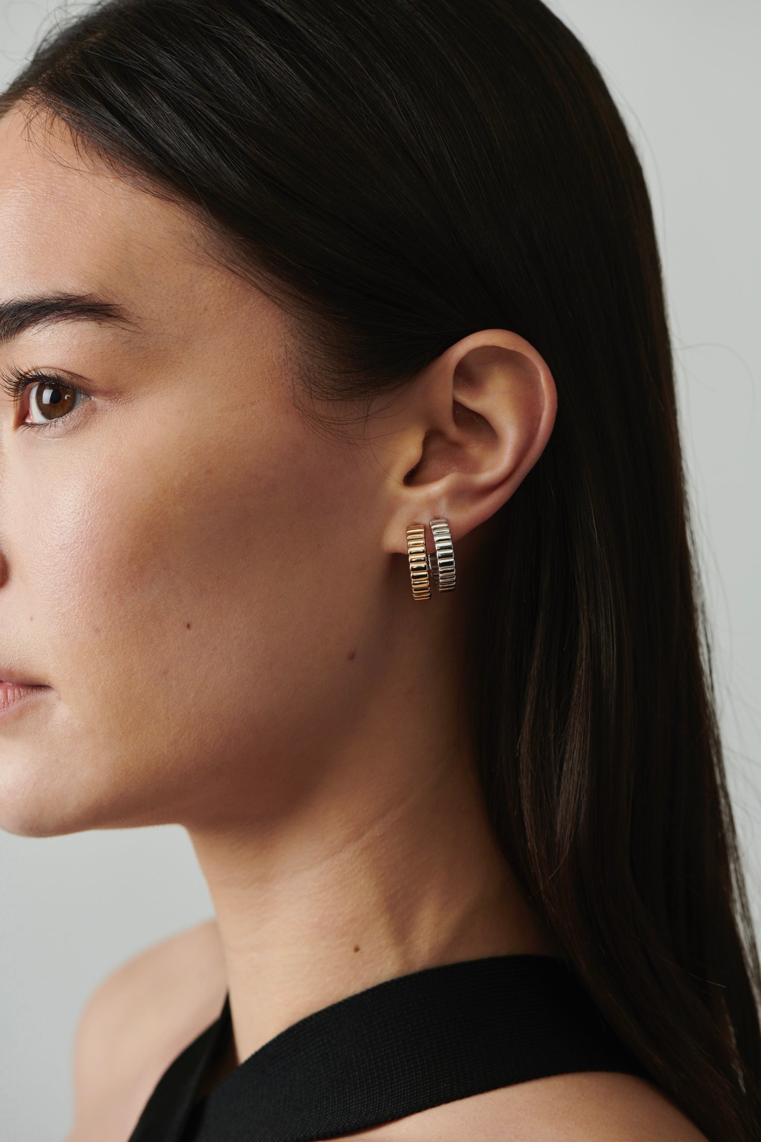 MÉGA Speedy Earrings in gold vermeil—slim fluted hoop earrings, 19 mm wide, 2 mm thick, stainless-steel posts, lightweight 4.76 g.