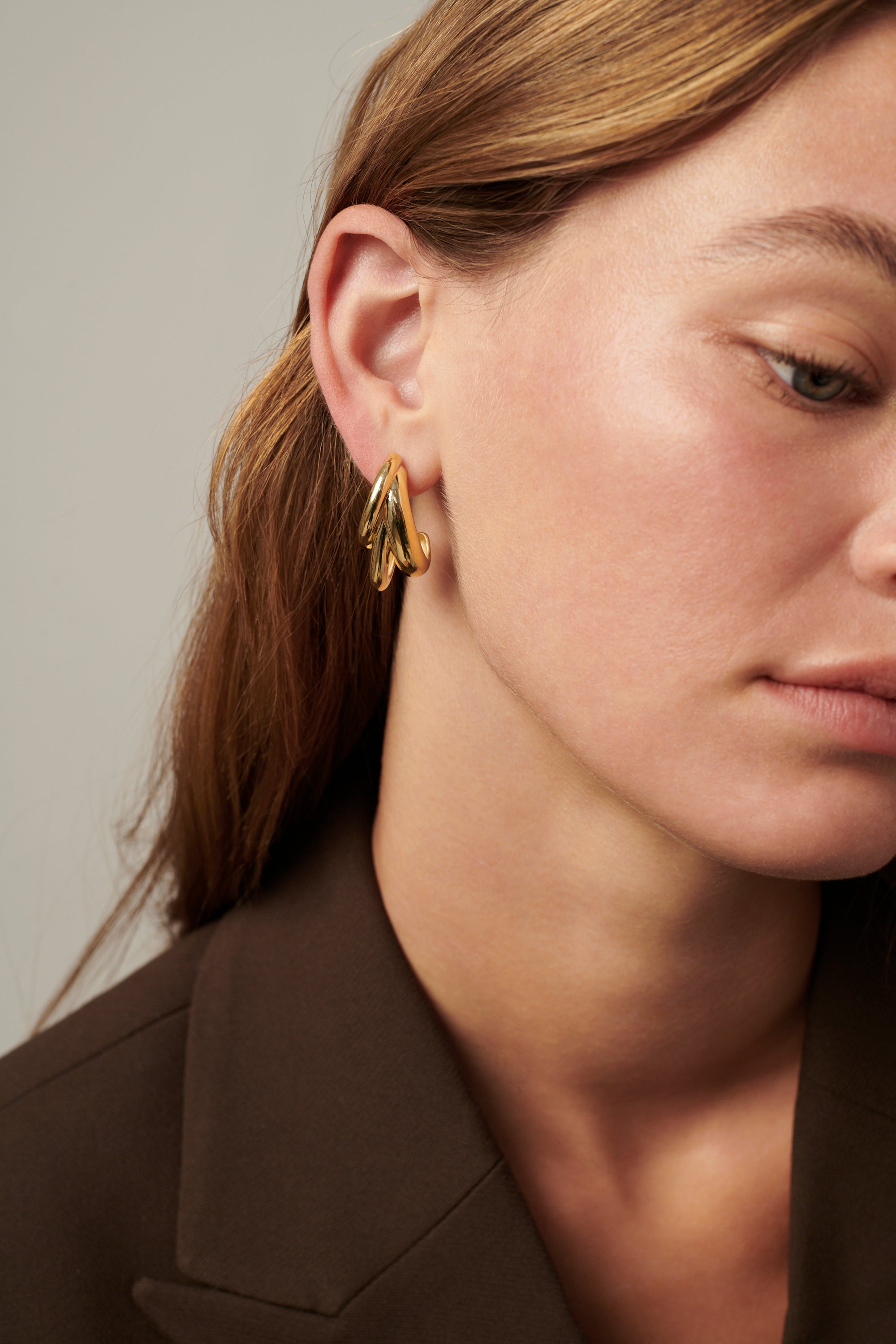 MÉGA Triple Time Earrings in gold vermeil—three graduated hoop earrings measuring 6.9 mm to 16.9 mm wide and 31.2 mm tall.
