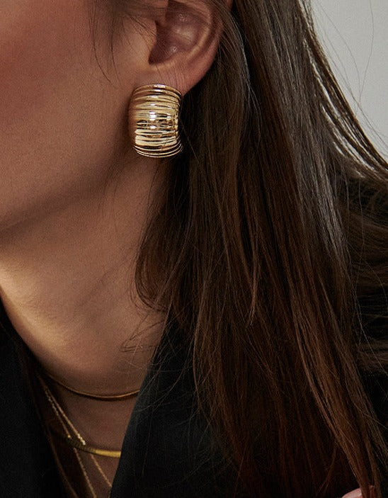 MÉGA Large Step Earrings in gold vermeil—29.4 × 19.9 mm stepped rectangle studs with stainless‑steel posts, lightweight 12 g.
