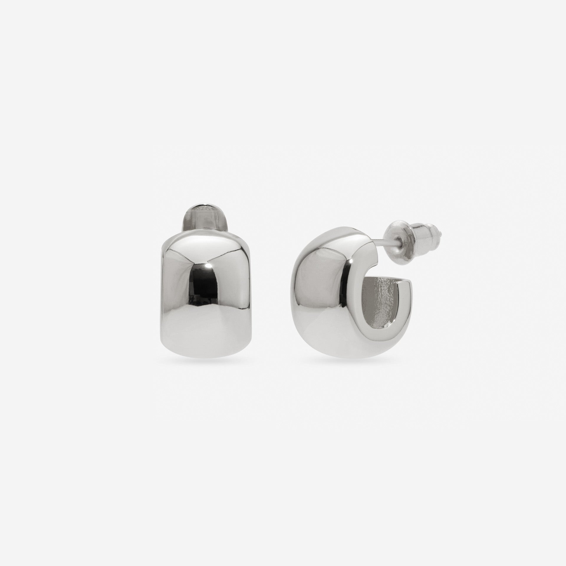 MÉGA Chunky Small Hoop Earrings in gold vermeil—16.5 × 11.5 mm bestselling lightweight hoops, 4 g, with stainless-steel posts.