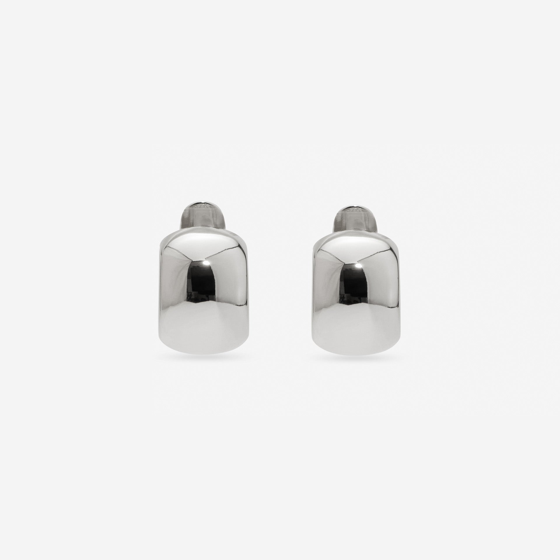 MÉGA Chunky Small Hoop Earrings in gold vermeil—16.5 × 11.5 mm bestselling lightweight hoops, 4 g, with stainless-steel posts.