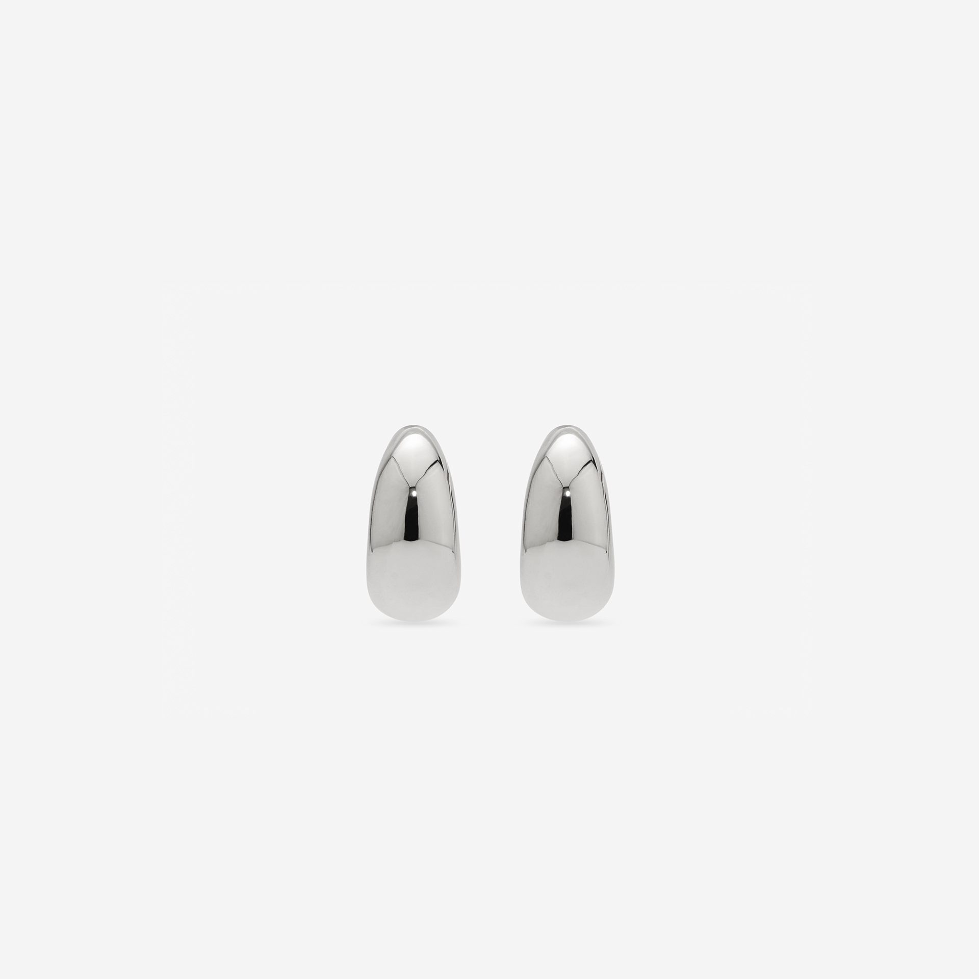 MÉGA Hershey Earrings in gold vermeil—lightweight everyday hoops, 16.5 mm × 11.5 mm with stainless-steel posts, 4 g.