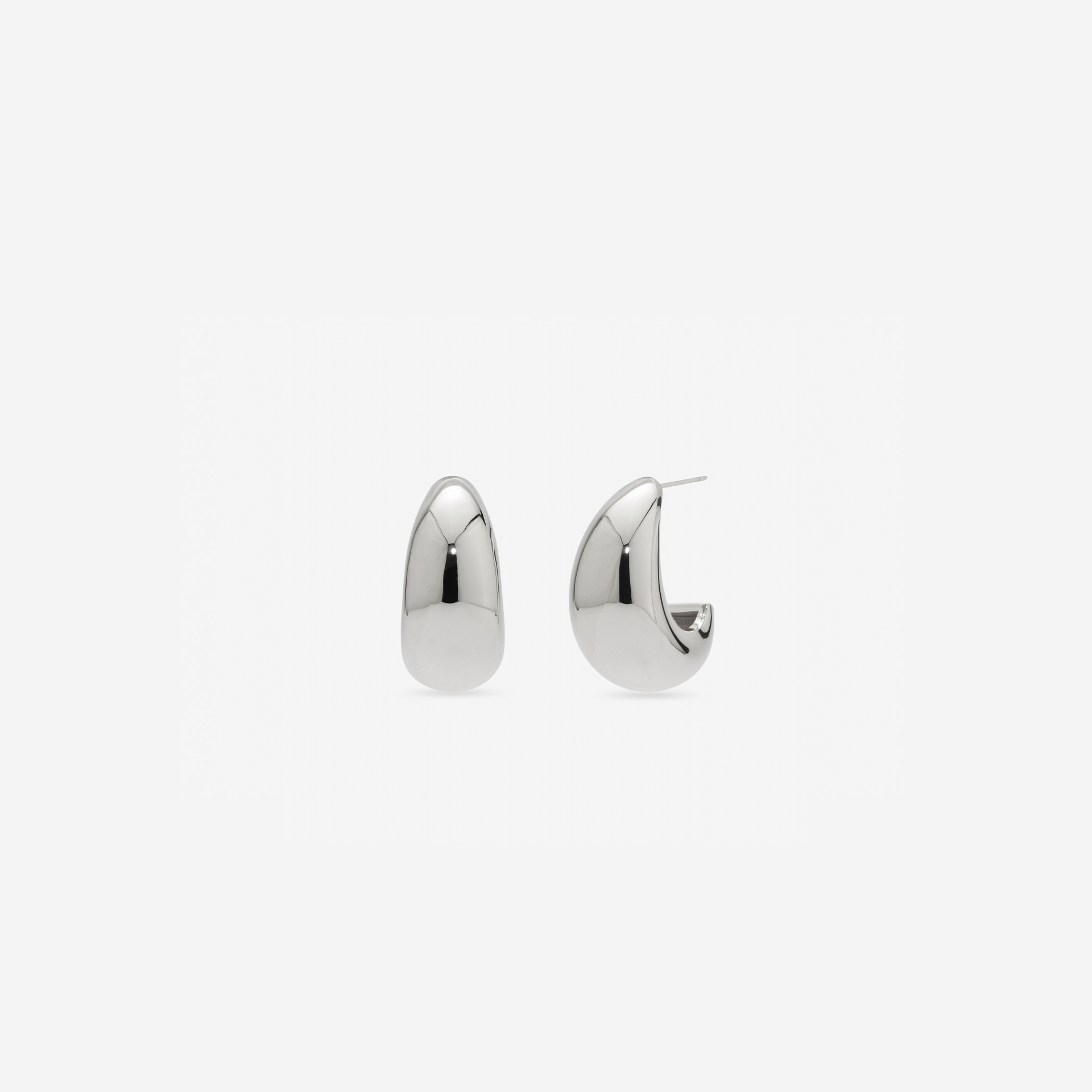 MÉGA Hershey Earrings in gold vermeil—lightweight everyday hoops, 16.5 mm × 11.5 mm with stainless-steel posts, 4 g.