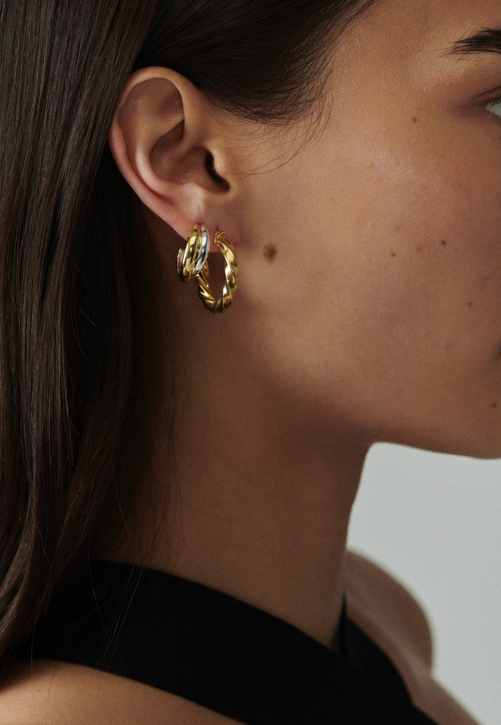 MÉGA Twisted Hoop Earrings in gold vermeil—twisted 28 mm × 6.5 mm hoop studs with stainless‑steel posts, lightweight 7.55 g.