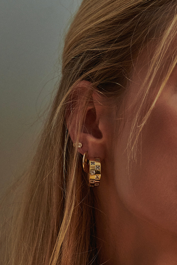 MÉGA Checkered Wide Earrings in gold vermeil—21 mm wide huggies with checker texture and princess-cut zircon, 9 g