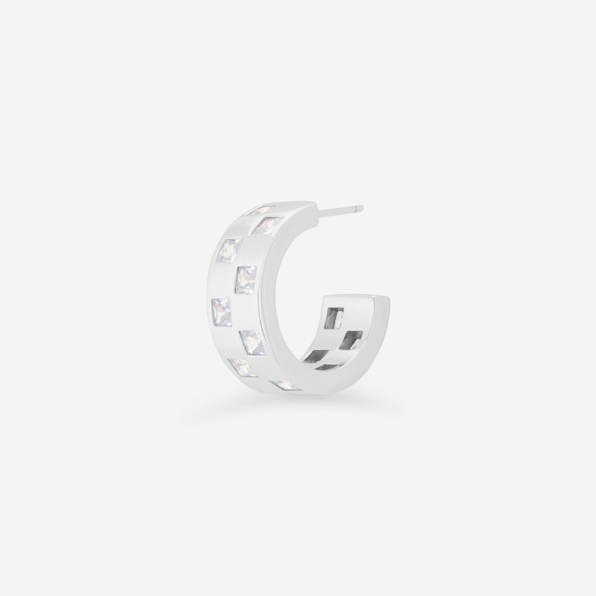 MÉGA Checkered Wide Earrings in gold vermeil—21 mm wide huggies with checker texture and princess-cut zircon, 9 g.