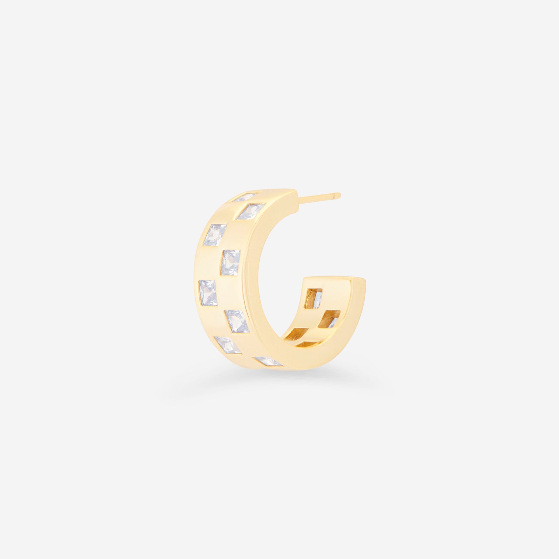 MÉGA Checkered Wide Earrings in gold vermeil—21 mm wide huggies with checker texture and princess-cut zircon, 9 g.