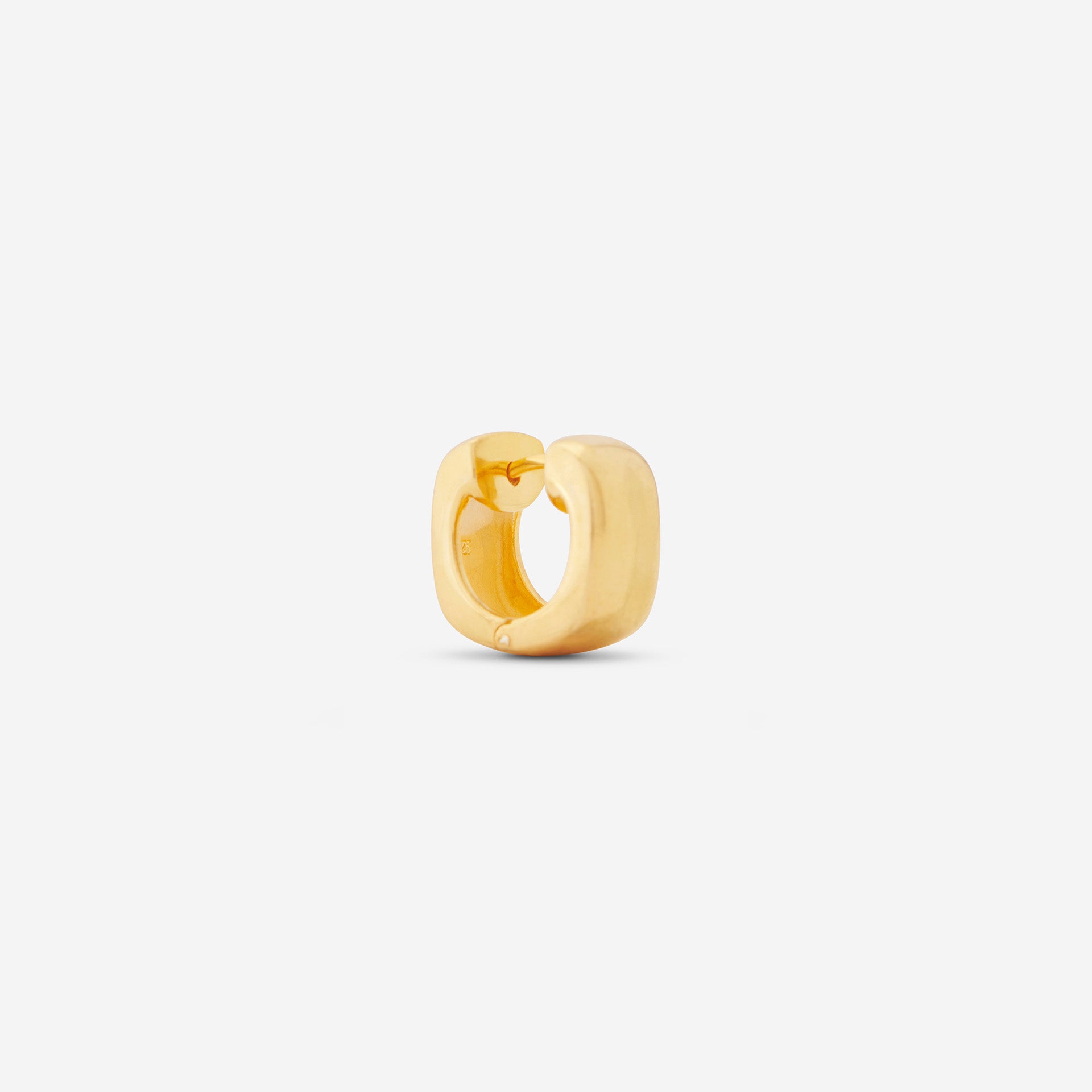 MÉGA Donut Huggie Earrings in gold vermeil—7.6 mm-wide × 14.5 mm-high rounded hoop huggies on stainless-steel posts, lightweight 4.48 g.
