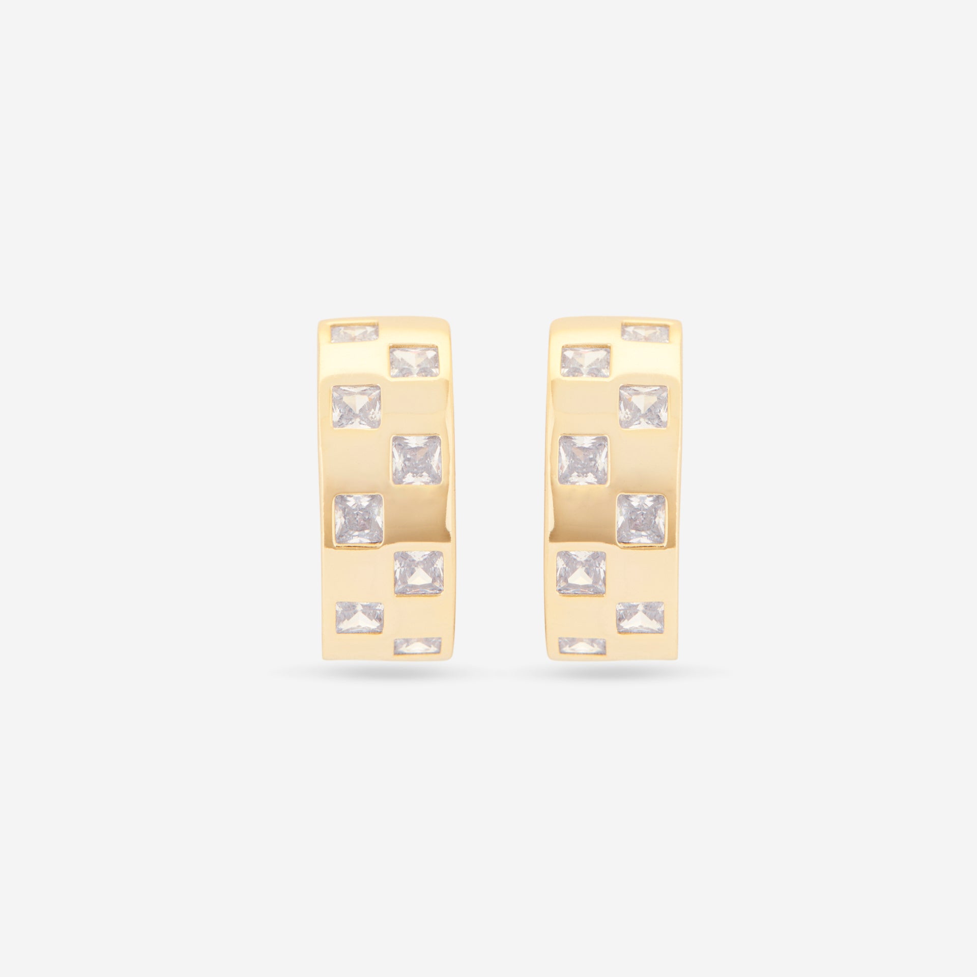 MÉGA Checkered Wide Earrings in gold vermeil—21 mm wide huggies with checker texture and princess-cut zircon, 9 g